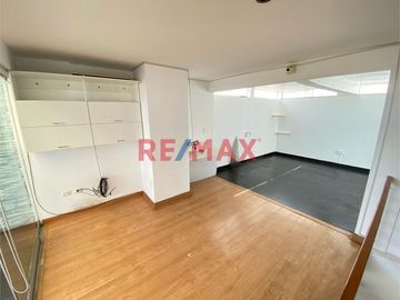 Adquiere este Moderno Dúplex de solo 6 años de antigüedad, con vista panorámica de 203 mt2 en 5to y 6to piso + Estacionamiento 6 en semi sótano.

In