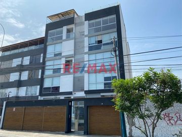 Adquiere este Moderno Dúplex de solo 6 años de antigüedad, con vista panorámica de 203 mt2 en 5to y 6to piso + Estacionamiento 6 en semi sótano.

In