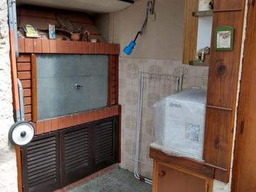Casa en venta con jardín + galpón.