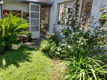 Casa en venta con jardín + galpón.