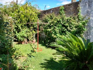 Casa en venta con jardín + galpón.