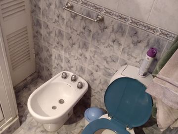 Casa en venta con jardín + galpón.