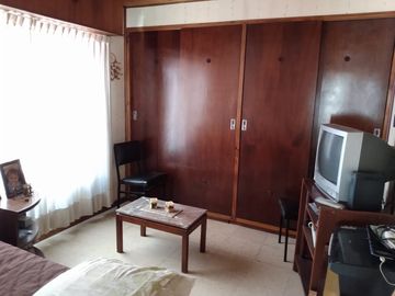 Casa en venta con jardín + galpón.