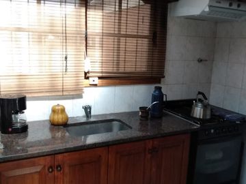 Casa en venta con jardín + galpón.