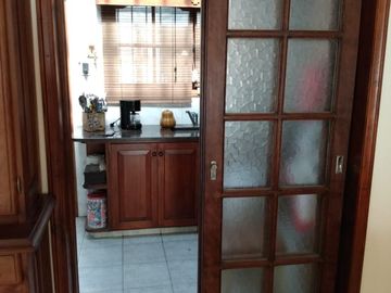 Casa en venta con jardín + galpón.