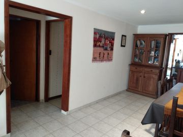 Casa en venta con jardín + galpón.