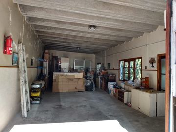 Casa en venta con jardín + galpón.