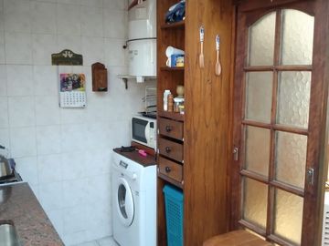 Casa en venta con jardín + galpón.