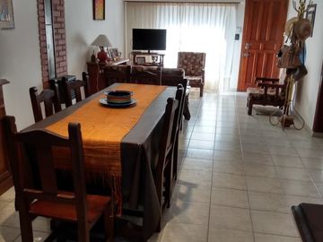 Casa en venta con jardín + galpón.