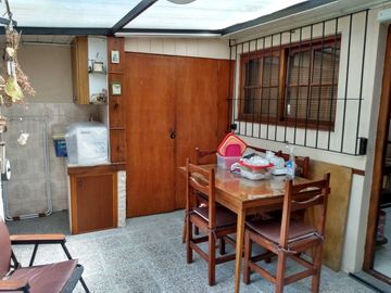 Casa en venta con jardín + galpón.