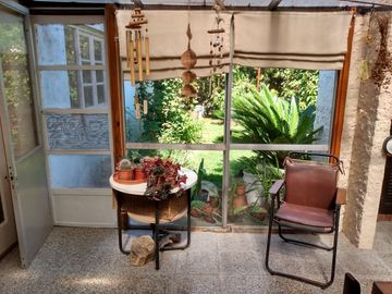 Casa en venta con jardín + galpón.