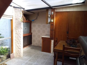 Casa en venta con jardín + galpón.