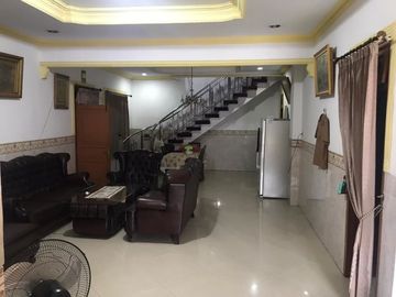 Rumah cantik 2,5 lantai siap huni area Larangan Indah kota Tangerang