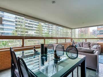 Las Condes, gran y exclusivo departamento.