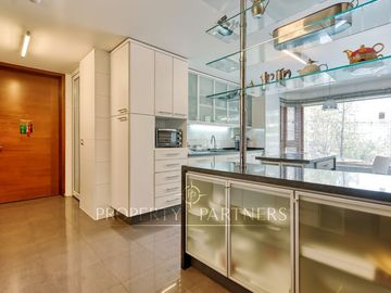 Las Condes, gran y exclusivo departamento.
