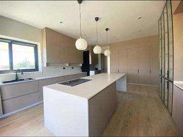 Espectacular casa nueva en condominio 4D/7B en Carampangue