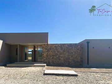 Espectacular casa nueva en condominio 4D/7B en Carampangue