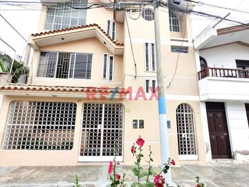 🏡 ¡GRAN OPORTUNIDAD DE INVERSIÓN EN CHICLAYO!
📍 URB. FEDERICO VILLARREAL – CHICLAYO
Casa ideal para vivir y generar ingresos mensuales con alquilere