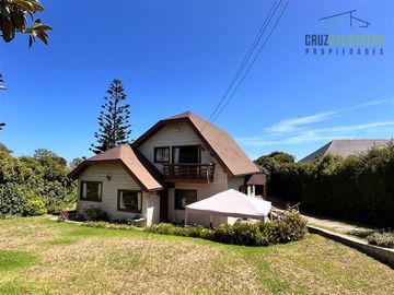 Casa con vista en sector tradicional Santo Domingo
