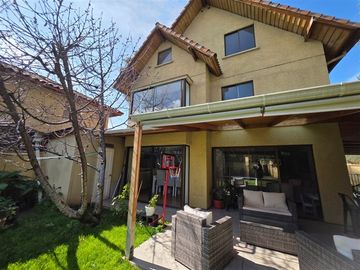Linda Casa en venta dentro de condominio en Huechuraba