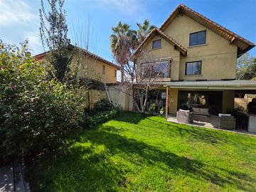 Linda Casa en venta dentro de condominio en Huechuraba