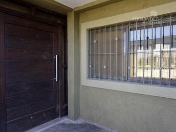 SE VENDE Casa Dos Pisos 3D 3B Complejo Cerrado Chacras de Coria
