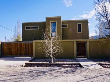 SE VENDE Casa Dos Pisos 3D 3B Complejo Cerrado Chacras de Coria