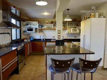 SE VENDE Casa Dos Pisos 3D 3B Complejo Cerrado Chacras de Coria