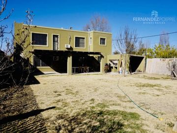 SE VENDE Casa Dos Pisos 3D 3B Complejo Cerrado Chacras de Coria