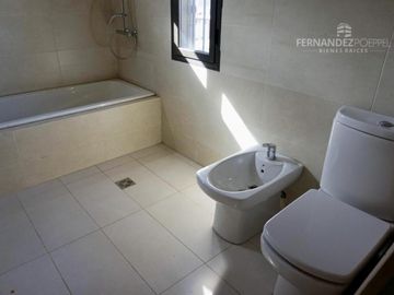 SE VENDE Casa Dos Pisos 3D 3B Complejo Cerrado Chacras de Coria