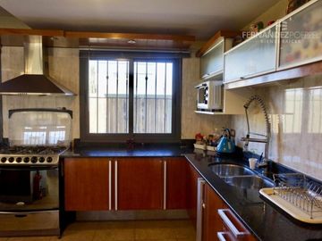 SE VENDE Casa Dos Pisos 3D 3B Complejo Cerrado Chacras de Coria