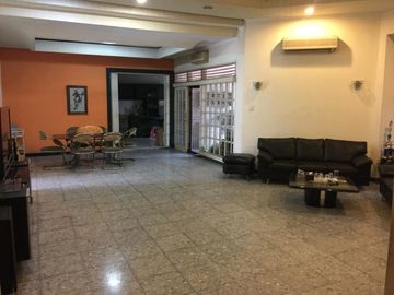 Dijual rumah halaman luas mewah di Karangasem Surabaya