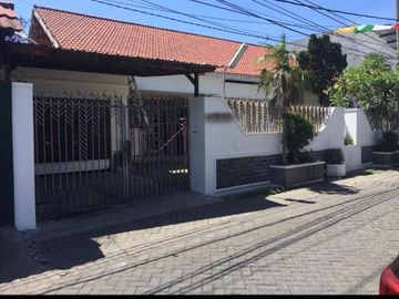 Dijual rumah halaman luas mewah di Karangasem Surabaya