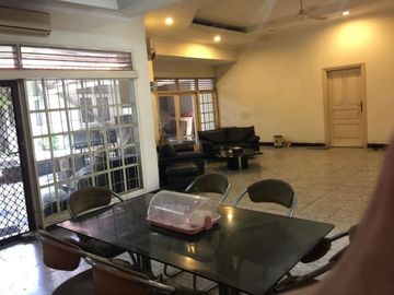 Dijual rumah halaman luas mewah di Karangasem Surabaya