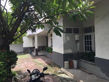 Dijual rumah halaman luas mewah di Karangasem Surabaya