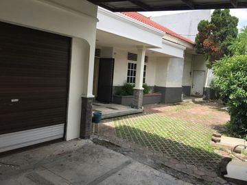 Dijual rumah halaman luas mewah di Karangasem Surabaya