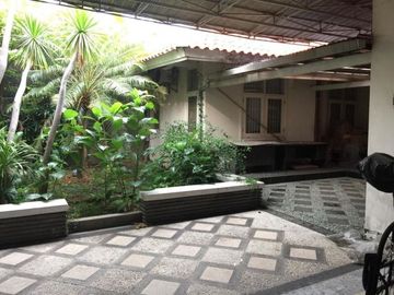 Dijual rumah halaman luas mewah di Karangasem Surabaya
