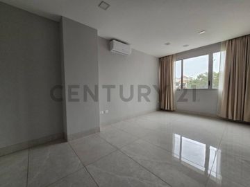 Venta Departamento de Estreno con Vista al Río en Samborondón