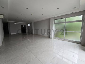 Venta Departamento de Estreno con Vista al Río en Samborondón
