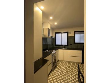 Departamento tres ambientes. A la calle. Brown 1400. Venta.