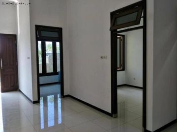 Rumah di Manyar kartika Timur Listrik 2200 watt