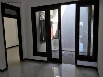 Rumah di Manyar kartika Timur Listrik 2200 watt
