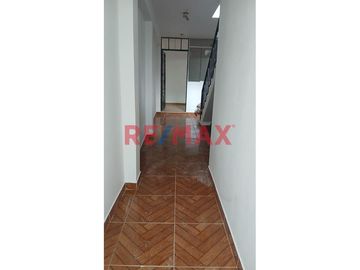 Se vende casa dúplex con local comercial en el Centro Cívico de Huaraz, a solo 2 cuadras de la Plaza de Armas y muy cerca del Mercado Central. Ubicada