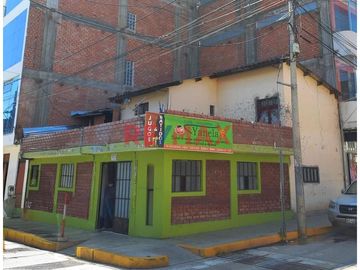 Se vende casa dúplex con local comercial en el Centro Cívico de Huaraz, a solo 2 cuadras de la Plaza de Armas y muy cerca del Mercado Central. Ubicada