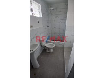 Se vende casa dúplex con local comercial en el Centro Cívico de Huaraz, a solo 2 cuadras de la Plaza de Armas y muy cerca del Mercado Central. Ubicada