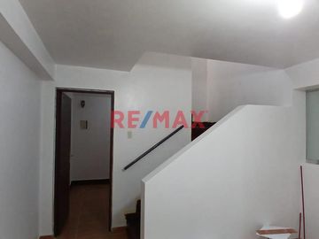 Se vende casa dúplex con local comercial en el Centro Cívico de Huaraz, a solo 2 cuadras de la Plaza de Armas y muy cerca del Mercado Central. Ubicada