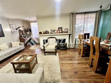 Casa en venta de 4 Dorm + Serv. 300 M2. en Las Condes