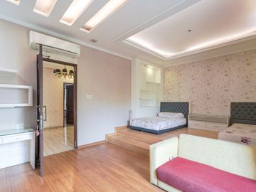 Rumah Luas 6 Kamar Tidur 10 Mnt ke Green Sedayu Mall Siap KPR J-51104
