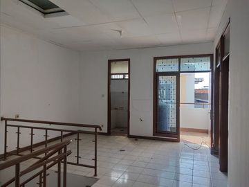 rumah 2 lantai pusat kota siap pakai kiara condong Bandung
