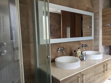 Espectacular casa  3 dormitorios (Opción a 4), Amplios jardines, Urbanización Privada, Nayón